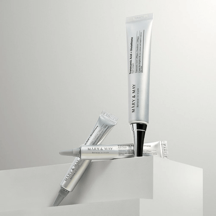 Mary&May Tranexamic Acid + Glutathione Eye Cream installé en studio, crème contour des yeux coréen qui combine l'acide tranexamique et le glutathion pour un regard plus clair.