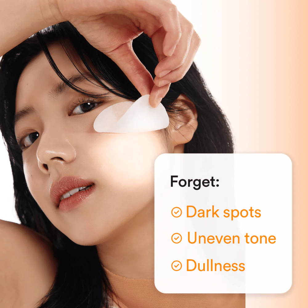 Femme appliquant un tampon toner visage sous l’œil pour atténuer les taches sombres et le teint terne.