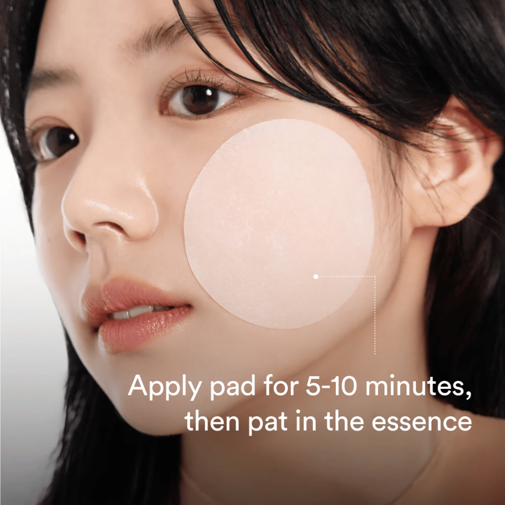Femme appliquant un tampon rond toner visage sur la joue pour un soin hydratant et illuminateur.