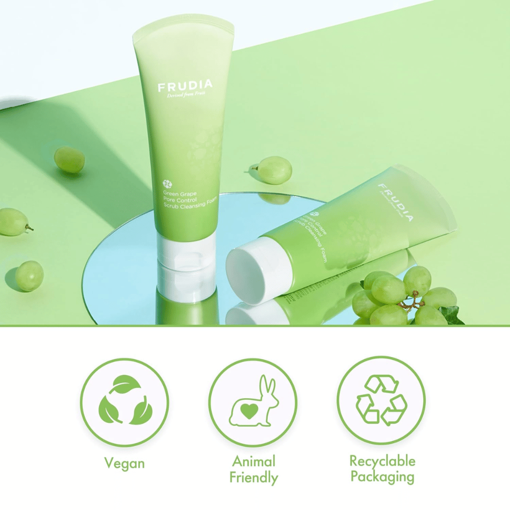 FRUDIA Green Grape Pore Control Scrub Cleansing Foam – nettoyant visage vegan avec emballage recyclable, conçu pour un soin des pores efficace.