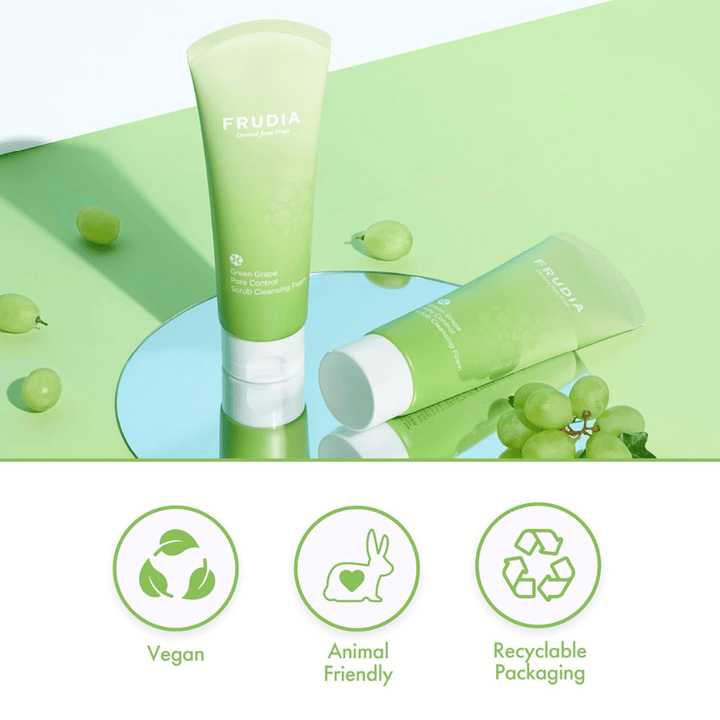 FRUDIA Green Grape Pore Control Scrub Cleansing Foam – nettoyant visage vegan avec emballage recyclable, conçu pour un soin des pores efficace.
