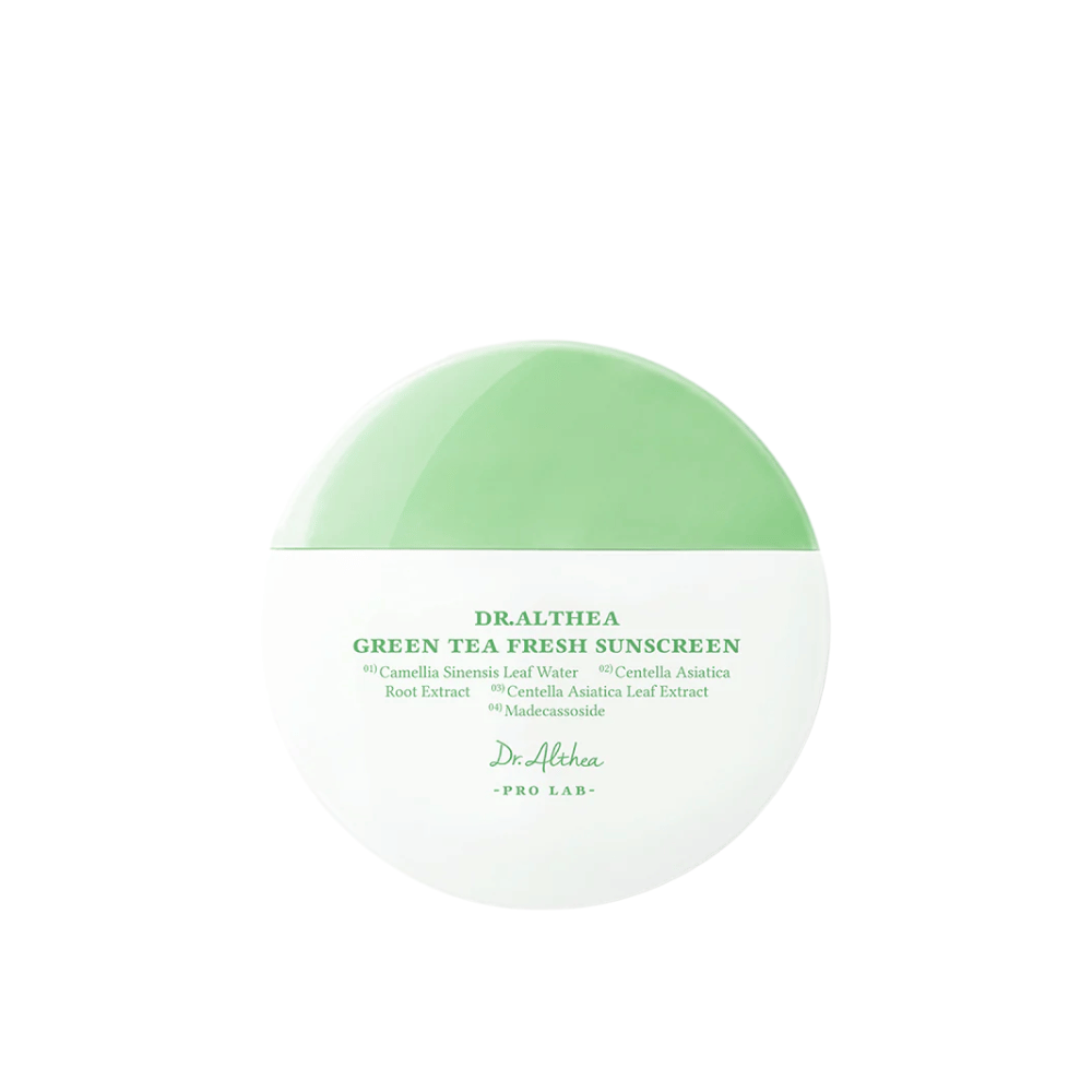 Crème solaire ronde de Dr. Althea avec un emballage vert-blanc et un texte mettant en avant des ingrédients comme le thé vert et la centella asiatica – une crème solaire chimique douce avec des propriétés apaisantes.