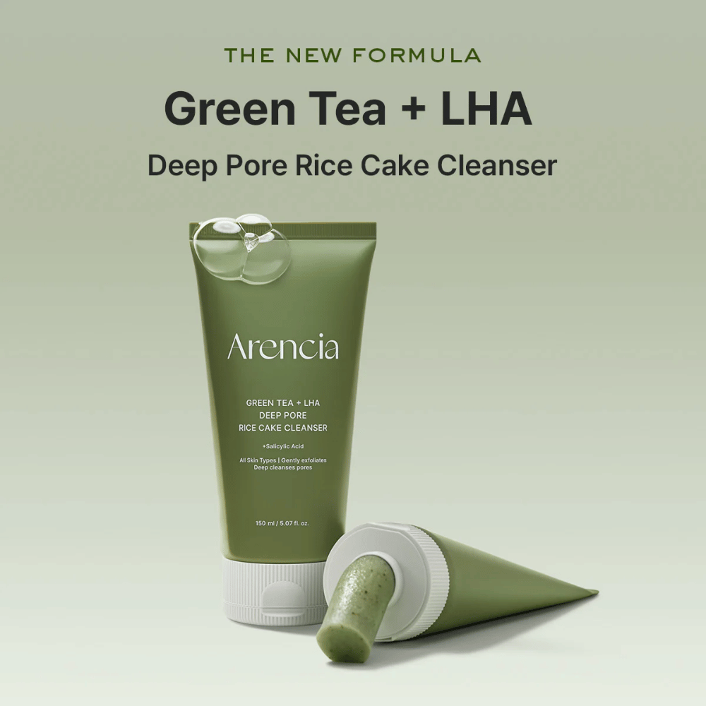 Image de campagne pour Arencia Green Tea + LHA Deep Pore Rice Cake Cleanser mettant en avant la nouvelle formule au thé vert et au LHA pour un nettoyage en profondeur des pores.