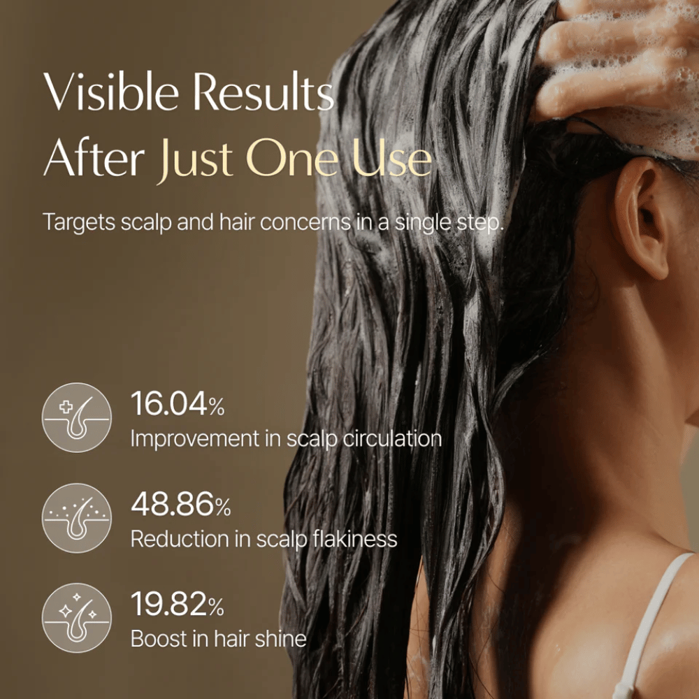 LILYEVE Grow:Turn Exosome 3D Volume Brush Shampoo qui se masse sur le cuir chevelu avec l’applicateur-brosse