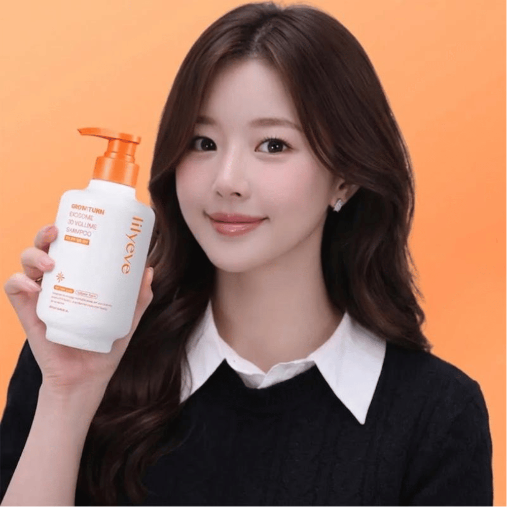 Une personne tient LILYEVE Grow:Turn Exosome 3D Volume Shampoo pour un soin volumisant des cheveux et du cuir chevelu