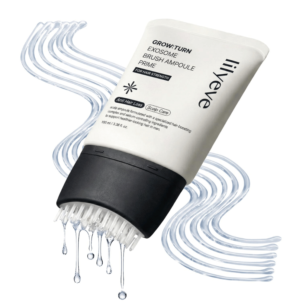 Gros plan de LILYEVE Grow:Turn Exosome Brush Ampoule Prime avec des gouttes de sérum décoratives et l’applicateur à brosse unique. L’image souligne la facilité d’application directement sur le cuir chevelu et le soin ciblé des racines des cheveux.