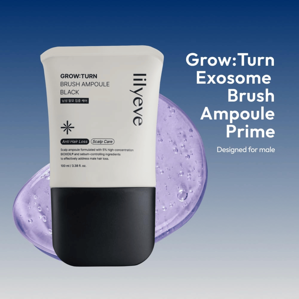 Gros plan de LILYEVE Grow:Turn Exosome Brush Ampoule Prime avec des gouttes de sérum décoratives et l’applicateur à brosse unique. L’image souligne la facilité d’application directement sur le cuir chevelu et le soin ciblé des racines des cheveux.