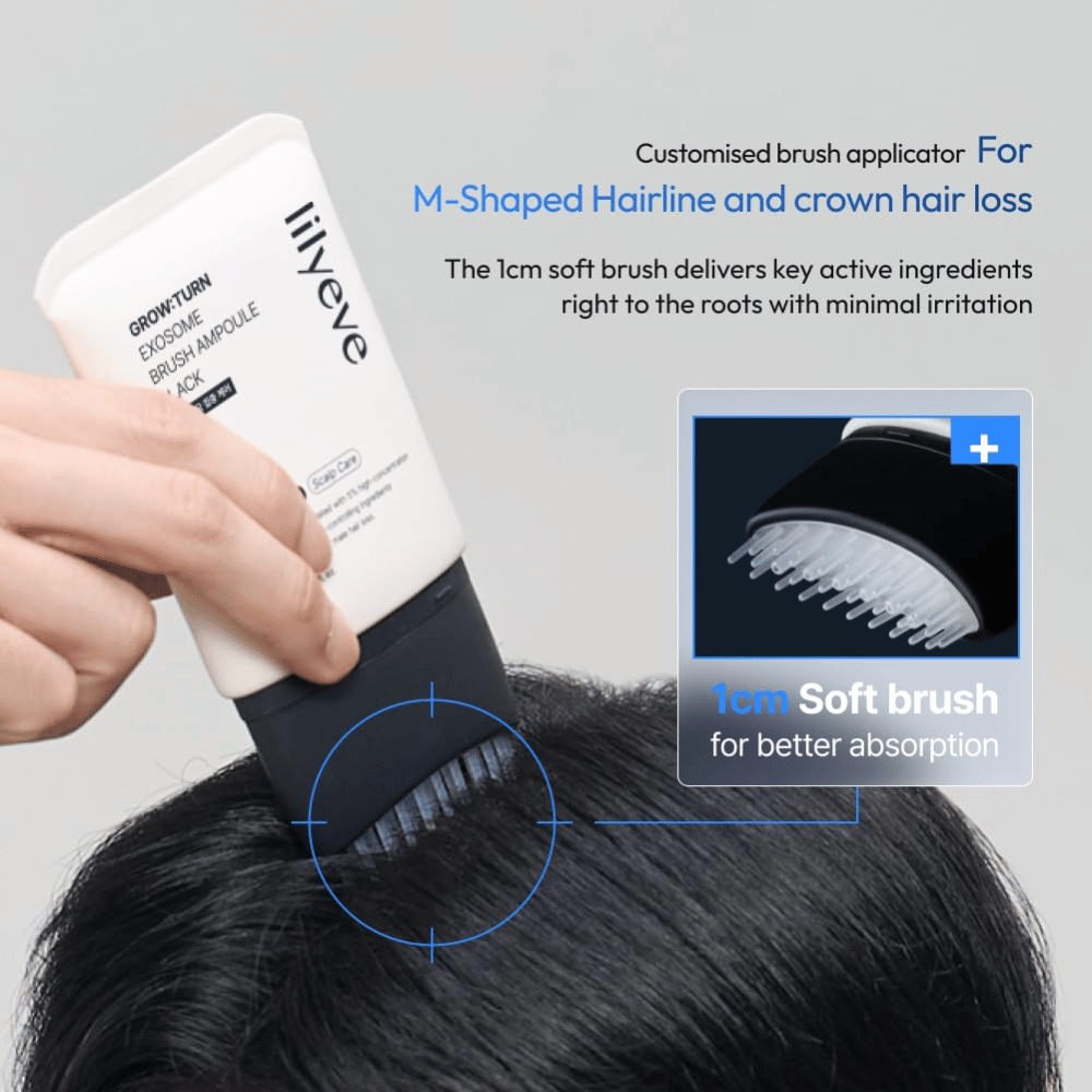 Une personne applique LILYEVE Grow:Turn Exosome Brush Ampoule Prime directement sur le cuir chevelu à l’aide de l’applicateur à brosse douce intégré. L’image montre comment la formule atteint les racines des cheveux pour un soin ciblé en cas de chute de cheveux et de cheveux clairsemés.
