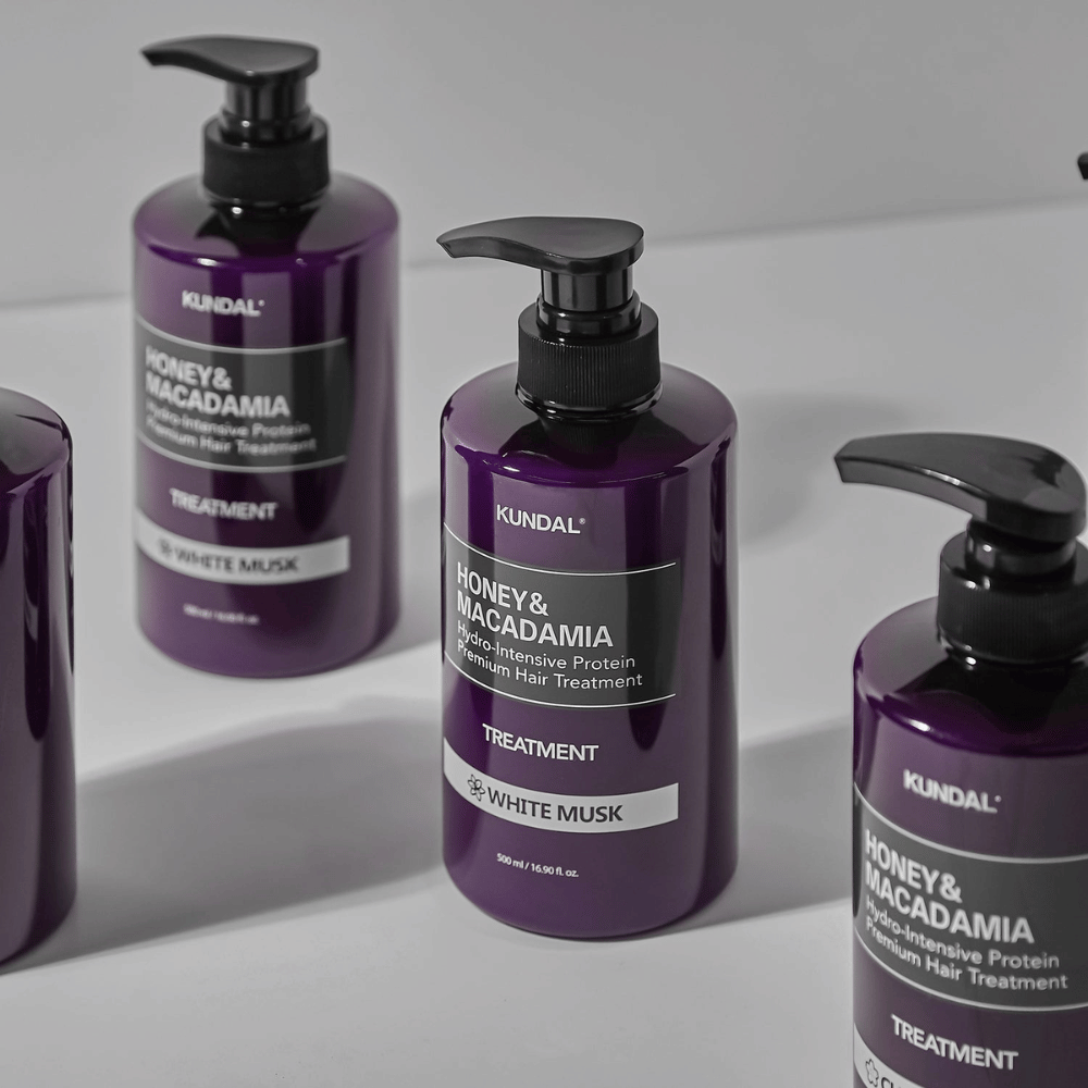 KUNDAL Honey & Macadamia Hydro-Intensive Protein Premium Hair Treatment White Musk, 500 ml, dans un flacon pompe violet.