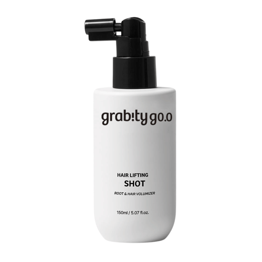 Grabity Hair Lifting Shot Root & Hair Volumizer dans un flacon spray blanc au design épuré. Un produit capillaire volumisant développé pour soulever les racines, donner plus de densité aux cheveux et faciliter le coiffage.