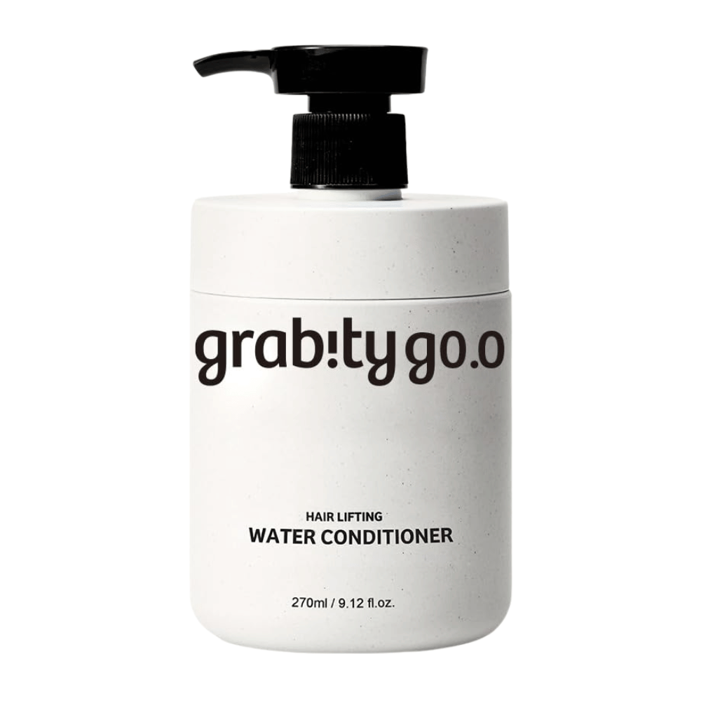 Grabity Hair Lifting Water Conditioner dans un flacon-pompe blanc épuré sur fond clair. Une formule d’après-shampooing volumisante développée pour apporter douceur, brillance et une impression de cheveux plus fournis.