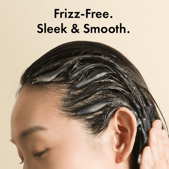 Une personne applique Grabity Hair Lifting Water Conditioner sur cheveux mouillés. La formule légère enveloppe les fibres capillaires pour lutter contre les frisottis et rendre les cheveux plus doux, plus lisses et mieux soignés.