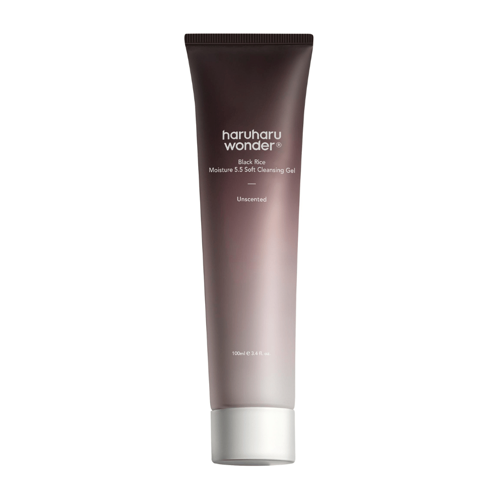 Un tube Haruharu Wonder Black Rice Moisture 5.5 Soft Cleansing Gel 100ml sur fond blanc avec des propriétés nettoyantes douces.