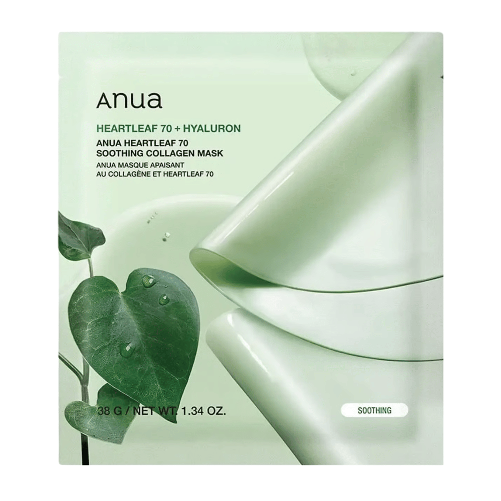 Image produit propre de Anua Heartleaf 70 Soothing Collagen Mask. L’emballage présente un design vert doux qui transmet des propriétés apaisantes et hydratantes. Des feuilles de heartleaf avec des gouttes d’eau renforcent l’accent mis par le produit sur la peau sensible, l’équilibre d’hydratation et les ingrédients soin. Le produit est présenté comme un masque au collagène apaisant au heartleaf et à l’acide hyaluronique.