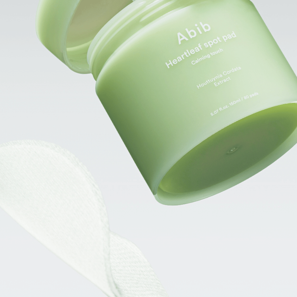 Pot avec Abib Heartleaf Spot Pad Calming Touch, contient un extrait de Houttuynia Cordata.
