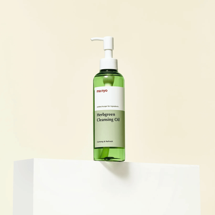 ma:nyo Herbgreen Cleansing Oil debout sur un piédestal, huile nettoyante coréenne douce avec extraits d'herbes vertes pour le nettoyage quotidien du visage