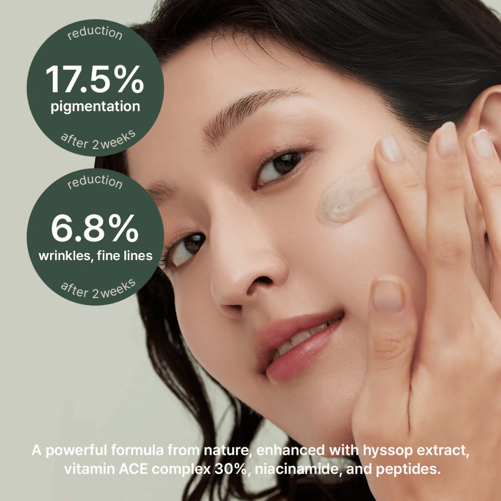 Une femme applique Arencia Holy Hyssop Serum 30 – sérum cliniquement testé qui réduit la pigmentation de 17,5 % et les ridules de 6,8 % en deux semaines.