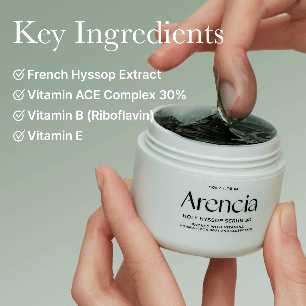 Gros plan sur Arencia Holy Hyssop Serum 30 – nouvelle formule avec hysope française, complexe de vitamines ACE et vitamines B & E pour une peau éclatante.