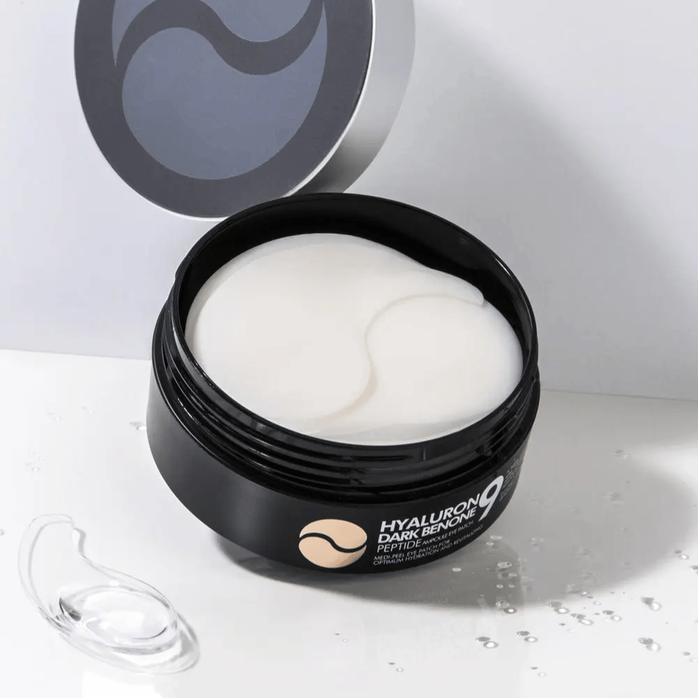 Gros plan sur Hyaluron Dark Benone Peptide 9 Ampoule Eye Patch – patchs pour les yeux en hydrogel doux qui aident à hydrater, lisser et raviver la peau sous les yeux.