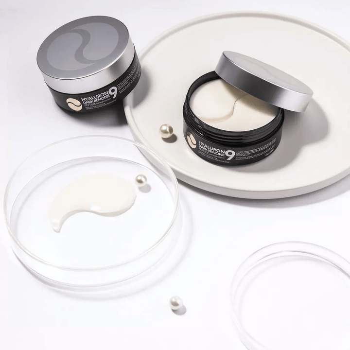 Hyaluron Dark Benone Peptide 9 Ampoule Eye Patch dans un pot ouvert avec des patchs hydrogel – masque pour les yeux intensément hydratant avec des peptides et de l'acide hyaluronique.
