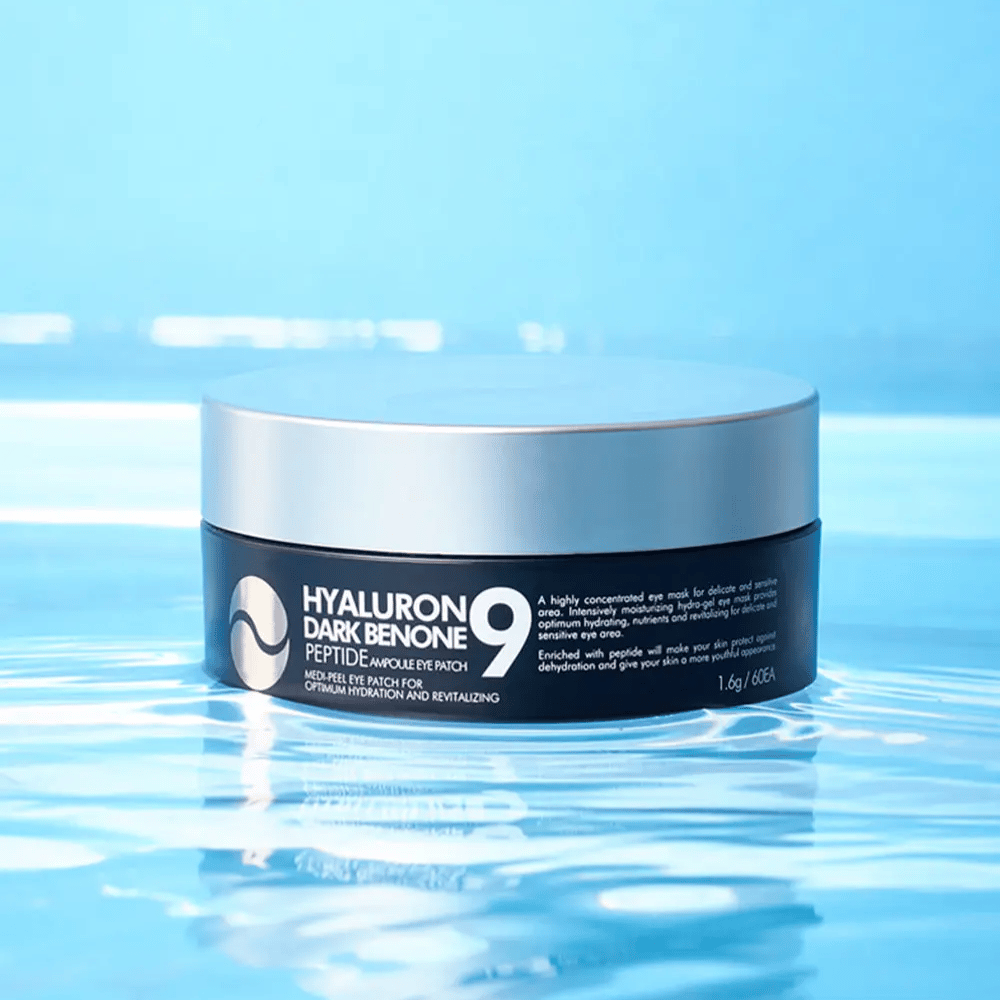 Hyaluron Dark Benone Peptide 9 Ampoule Eye Patch placé sur la surface de l'eau – patchs pour les yeux coréens hydratants avec de l'acide hyaluronique et des peptides pour une peau plus fraîche autour des yeux.