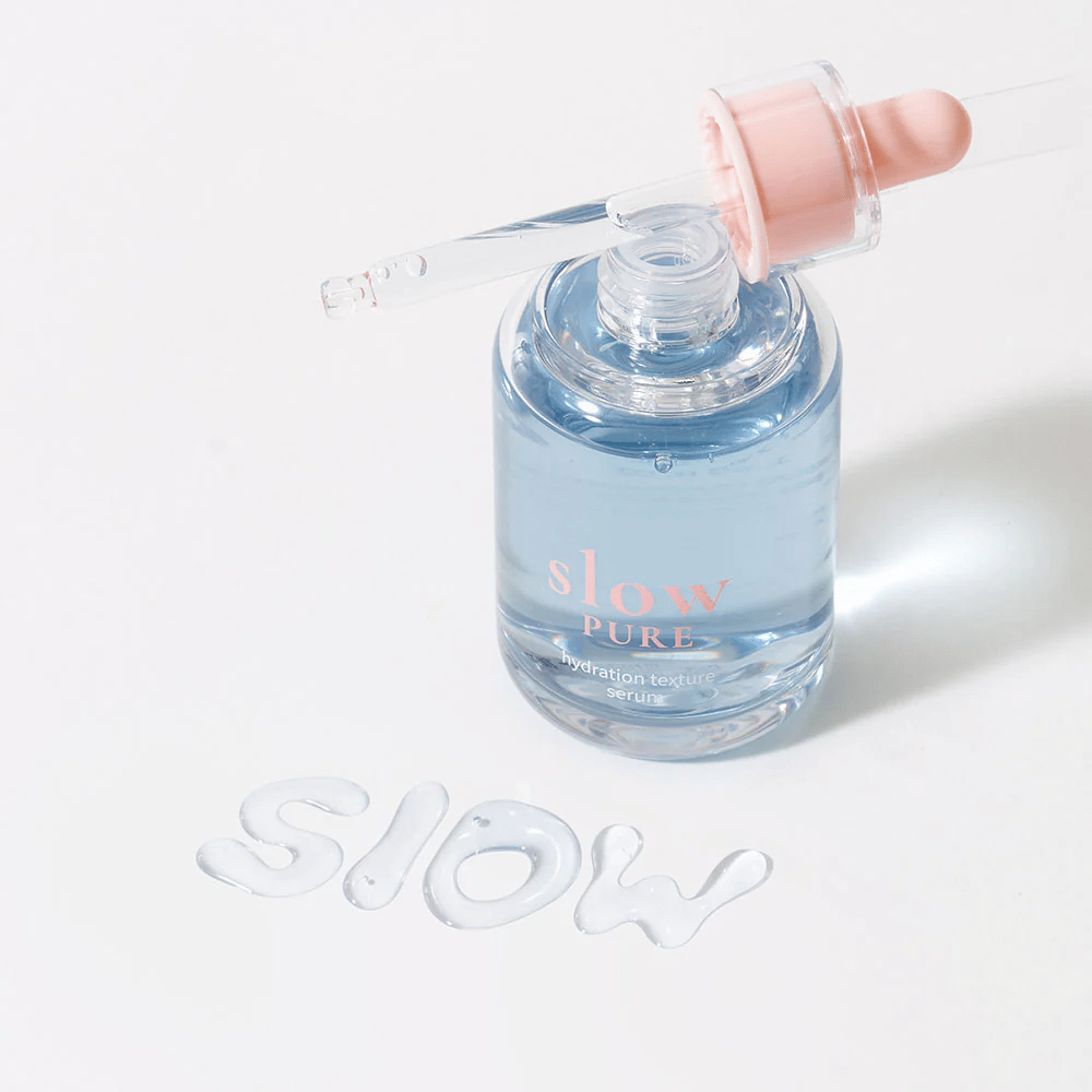 Slow Pure Hydration Texture Serum med öppen pipett, text skriven i serum på ytan: "Slow".