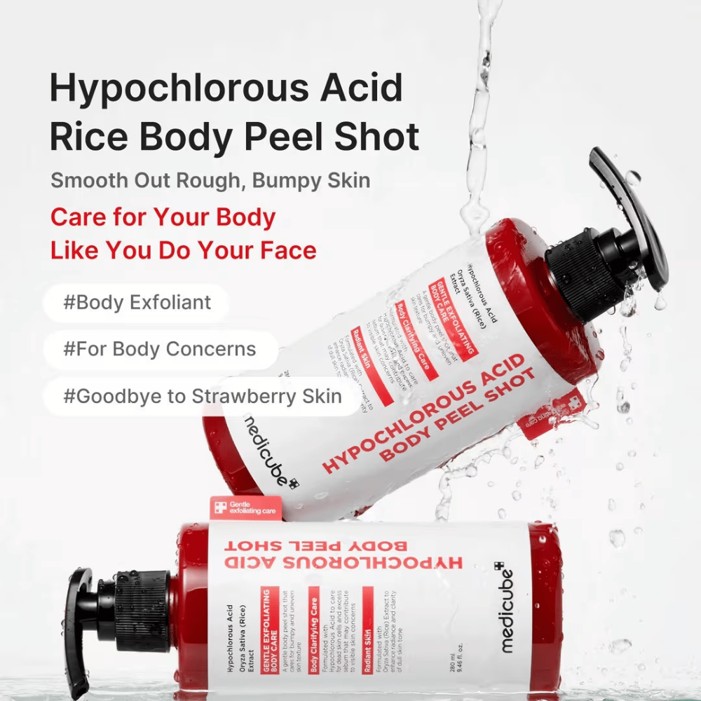 Image de campagne pour Medicube Hypochlorous Acid Body Peel Shot avec effet d’eau et focus sur l’exfoliation du corps pour la peau de fraise, le grain de peau irrégulier et les zones sèches.