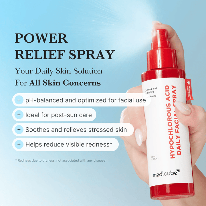 Image marketing sur fond bleu où le spray est tenu dans une main pendant l’utilisation. L’image met en avant les domaines d’utilisation du produit, comme l’équilibrage du pH de la peau, le soin après l’exposition au soleil, l’apaisement de la peau stressée et la réduction des rougeurs visibles.
