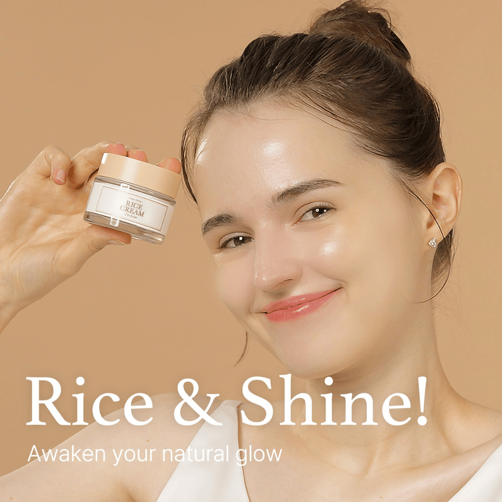 Jeune femme souriante tenant un pot étiqueté "RICE CREAM", avec le texte "Rice & Shine! Réveillez votre éclat naturel" en arrière-plan.