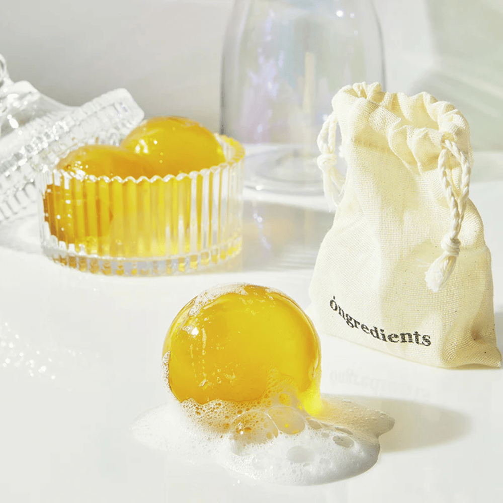 Jeju Cica Cleansing Ball de Ongredients – boule nettoyante moussante dans un pot en verre, livrée avec un sac en tissu pour le nettoyage quotidien du visage.