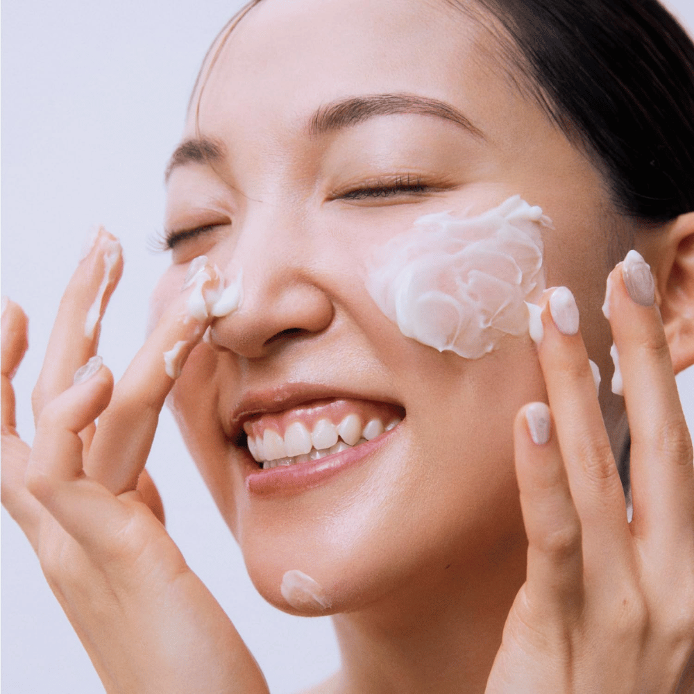 Beauty of Joseon Jello Skin Massage Cream s’applique sur le visage pour un massage hydratant et une barrière cutanée renforcée.
