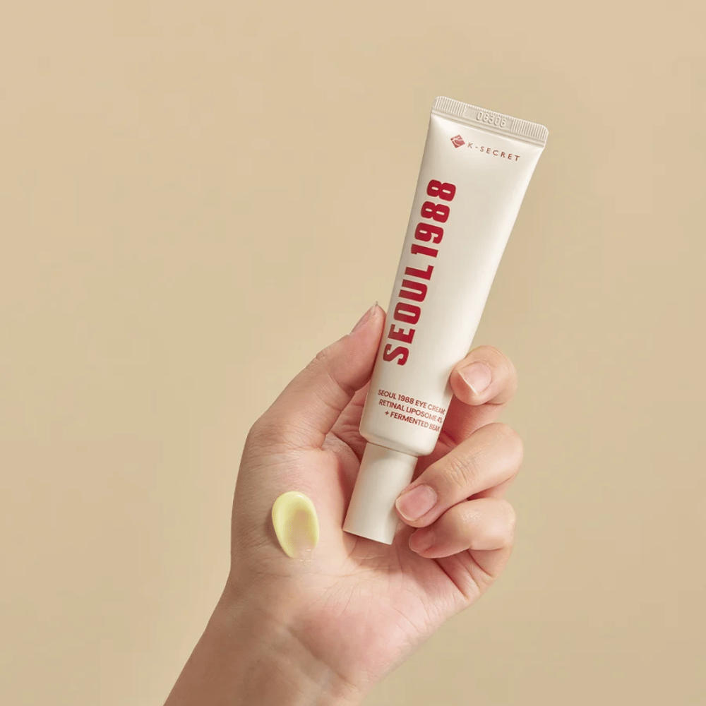 SEOUL 1988 Eye Cream - Retinal Liposome 4% + Fermented Bean

En näringsrik ögonkräm som innehåller 4% Retinal Liposome och fermenterade bönor för att minska fina linjer, förbättra hudens elasticitet och återfukta det känsliga ögonområdet.

🌿 Fördelar:
✔ Reducerar rynkor och mörka ringar
✔ Stärker hudbarriären och ger fastare hud
✔ Lättabsorberad och passar känslig hud

Perfekt för en ungdomlig och strålande blick! 👀✨