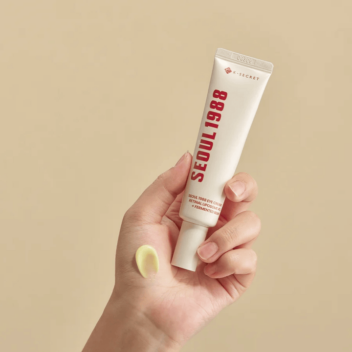 SEOUL 1988 Eye Cream - Retinal Liposome 4% + Fermented Bean

En näringsrik ögonkräm som innehåller 4% Retinal Liposome och fermenterade bönor för att minska fina linjer, förbättra hudens elasticitet och återfukta det känsliga ögonområdet.

🌿 Fördelar:
✔ Reducerar rynkor och mörka ringar
✔ Stärker hudbarriären och ger fastare hud
✔ Lättabsorberad och passar känslig hud

Perfekt för en ungdomlig och strålande blick! 👀✨