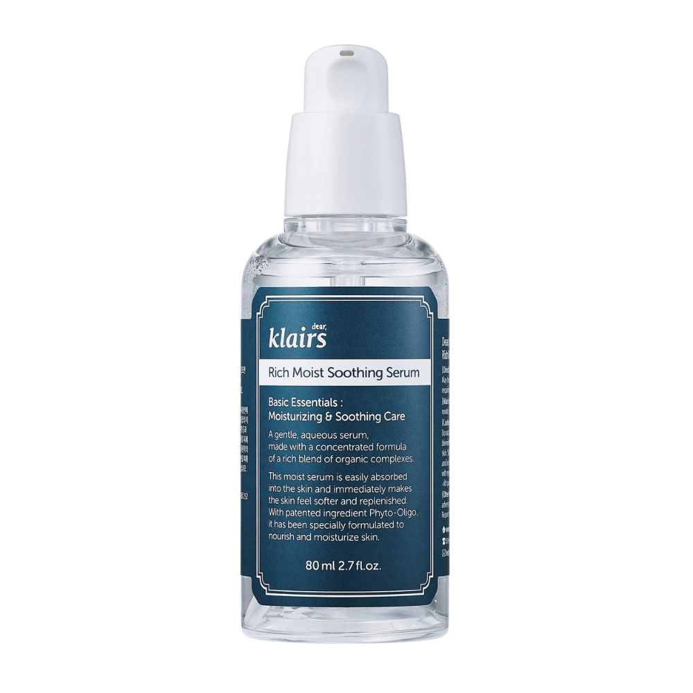 Une bouteille transparente avec Klairs Rich Moist Soothing Serum et un bouchon compte-gouttes blanc, sur un fond blanc.