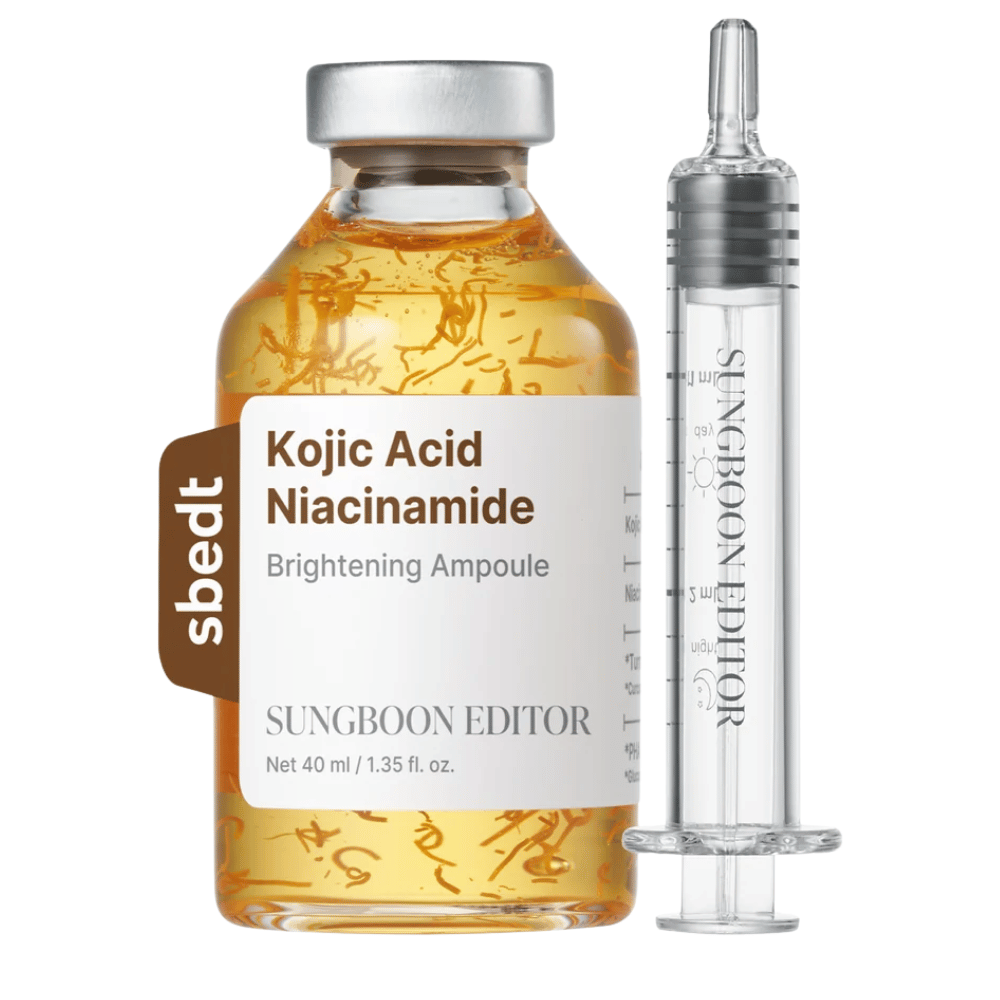 7. SUNGBOON EDITOR Kojic Acid Niacinamide Brightening Ampoule 40 ml – flacon de sérum doré avec fils actifs visibles et applicateur transparent sur fond blanc