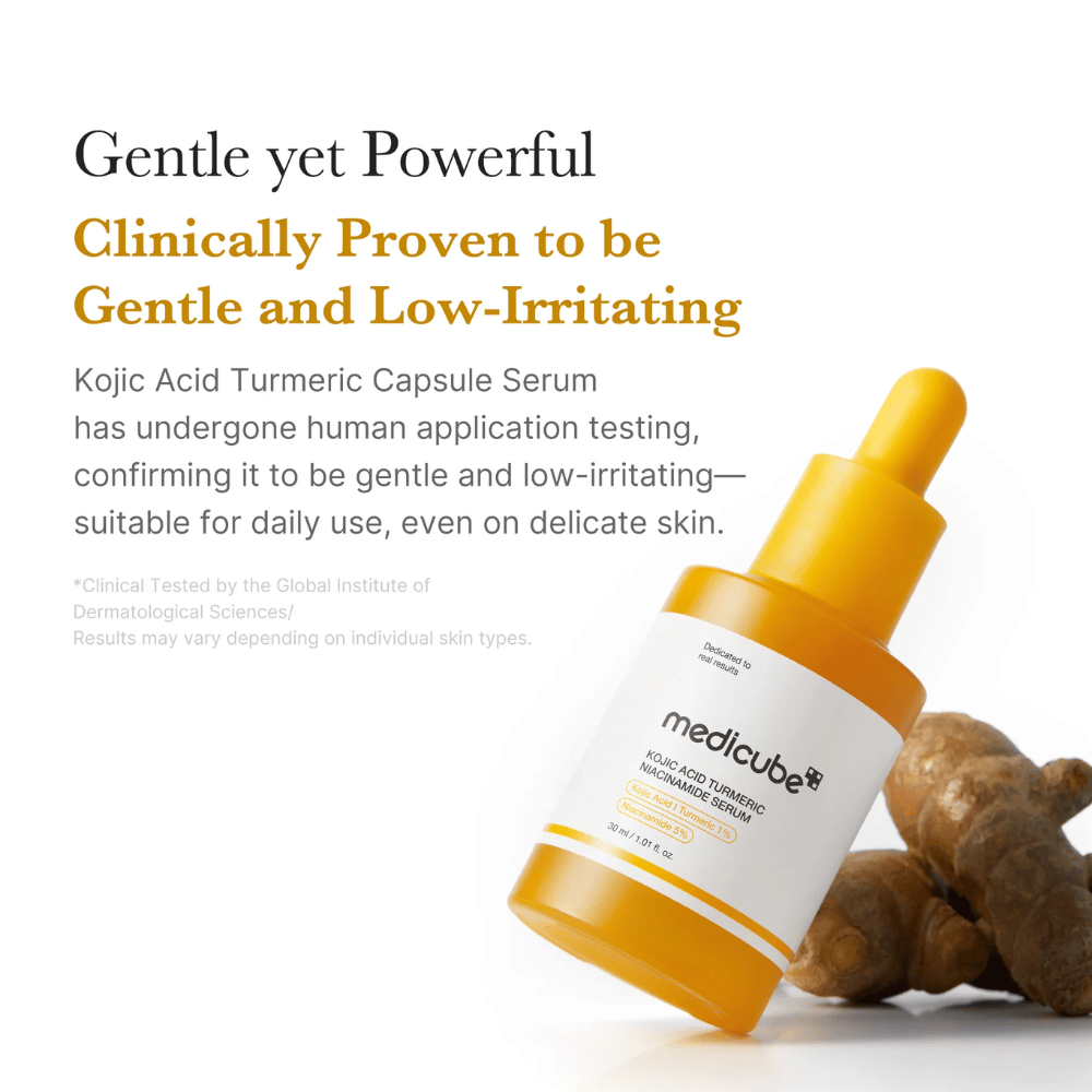 Image informative mettant en avant la formule douce mais efficace du sérum. Le produit est présenté avec du curcuma pour renforcer le lien avec des ingrédients apaisants et riches en antioxydants ainsi que ses propriétés douces pour un usage quotidien.