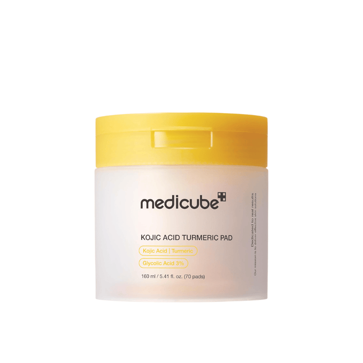 Image produit détourée de Medicube Kojic Acid Turmeric Pad dans un pot jaune avec des disques exfoliants contenant de l’acide kojique, du curcuma et de l’acide glycolique pour un teint plus uniforme et de l’éclat.