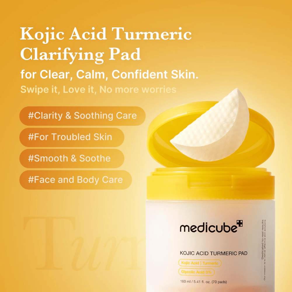 Image de campagne pour Medicube Kojic Acid Turmeric Pad mettant en avant des disques exfoliants pour une peau plus nette, un soin apaisant et une utilisation sur le visage comme sur le corps.