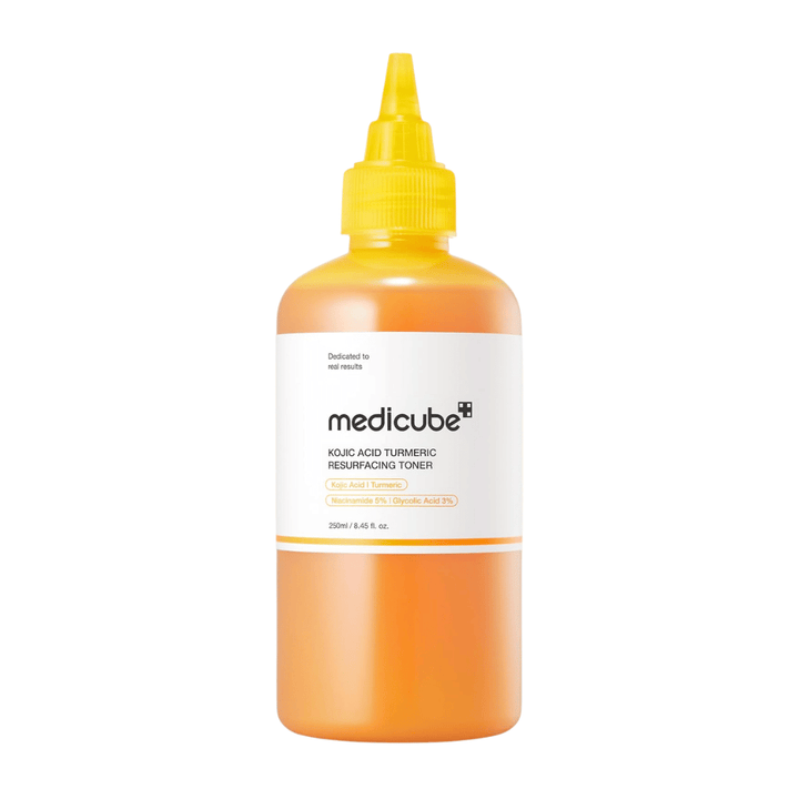Image produit détourée de Medicube Kojic Acid Turmeric Resurfacing Toner dans un flacon applicateur jaune pour des soins exfoliants et une texture de peau améliorée.