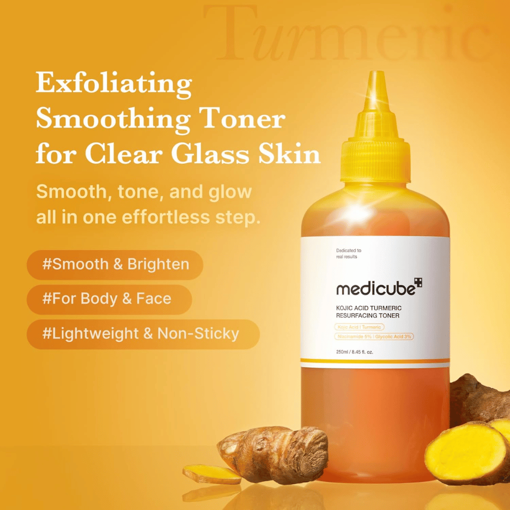 Image de campagne pour Medicube Kojic Acid Turmeric Resurfacing Toner mettant en avant l’exfoliant toner visage pour de l’éclat, un teint uniforme et une formule légèrement hydratante pour le visage et le corps.