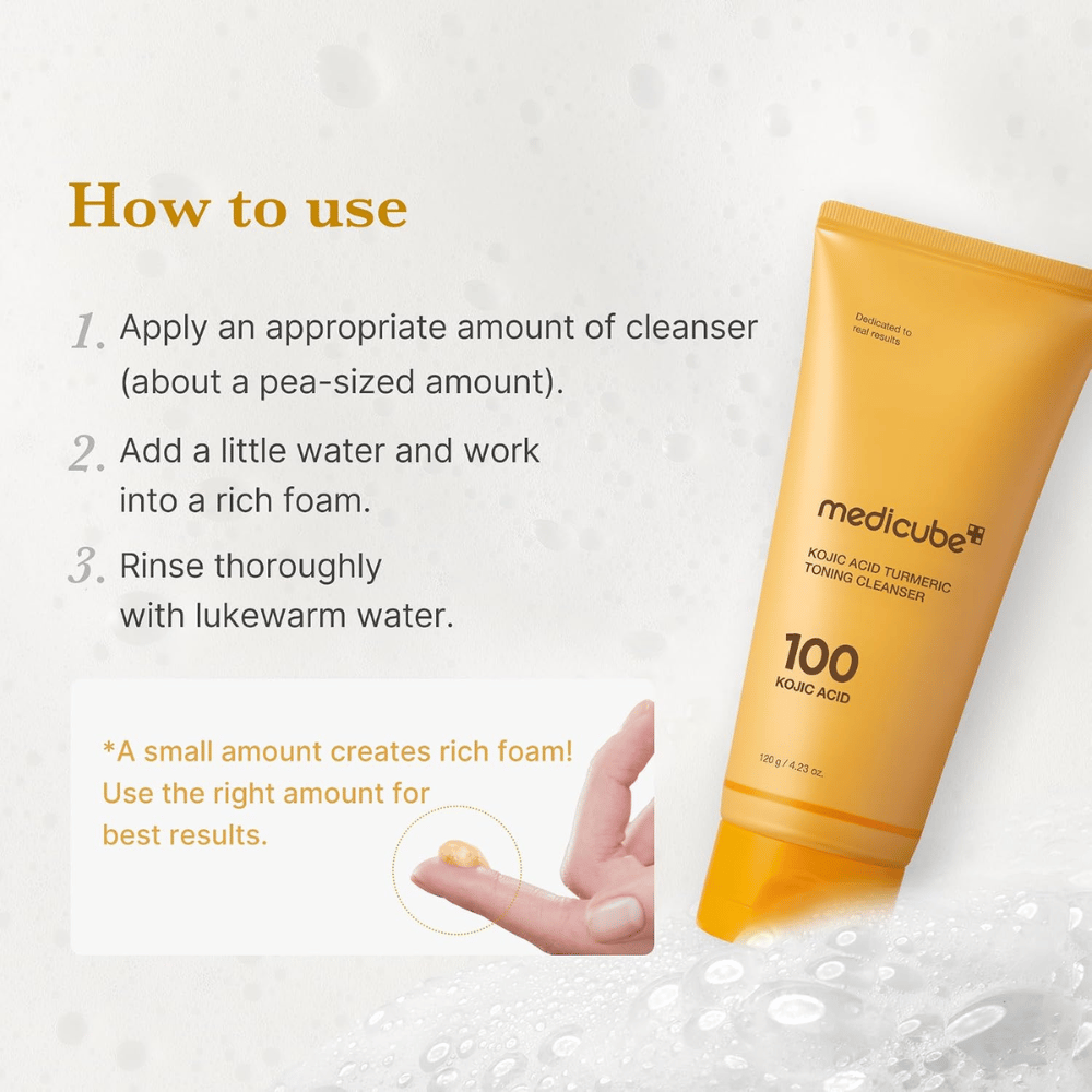 Medicube Kojic Acid Turmeric Toning Cleanser avec mode d’emploi en trois étapes. Tube nettoyant jaune et gel sur le bout du doigt montrant le dosage.