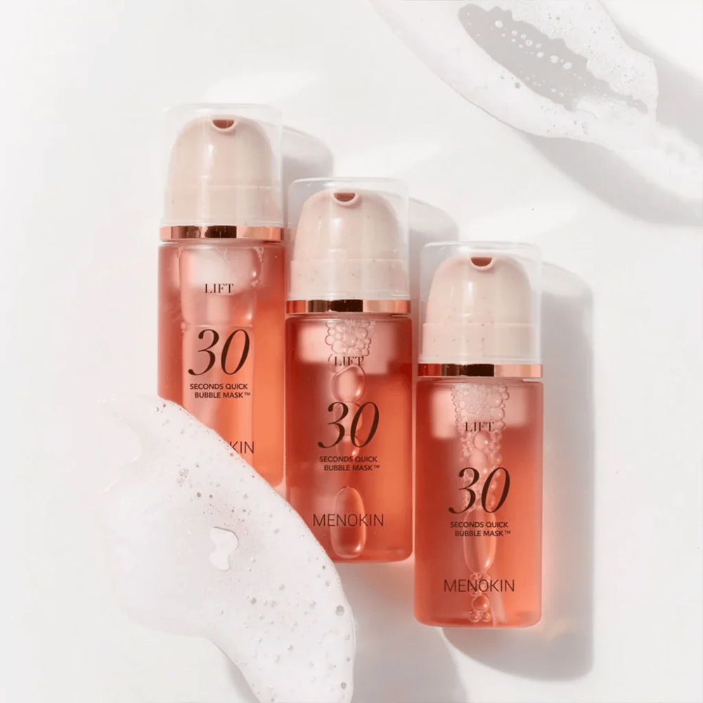 Image produit esthétique avec trois flacons de MENOKIN LIFT 30 Seconds Quick Bubble Mask entourés de mousse douce qui met en valeur l’effet moussant et nettoyant.