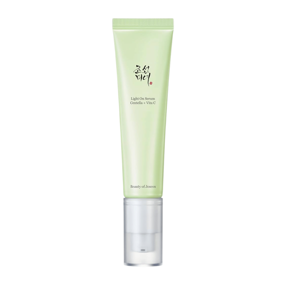 Beauty of Joseon Light On Serum dans un tube vert clair avec pompe, contenant Centella et vitamine C pour un soin de la peau éclatant.