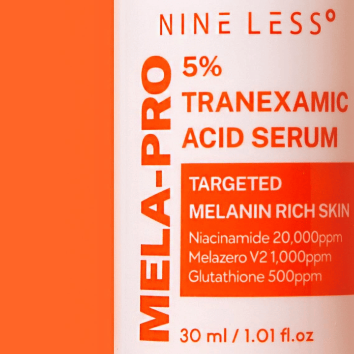 Gros plan sur NINE LESS MELA-PRO 5% Tranexamic Acid Serum avec 5% d'acide tranexamique, niacinamide et glutathion.