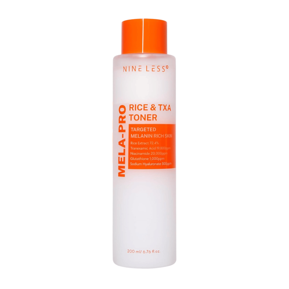 6. NINE LESS MELA-PRO Rice & TXA Toner 200 ml – flacon de toner blanc avec bouchon orange et étiquette sur fond blanc