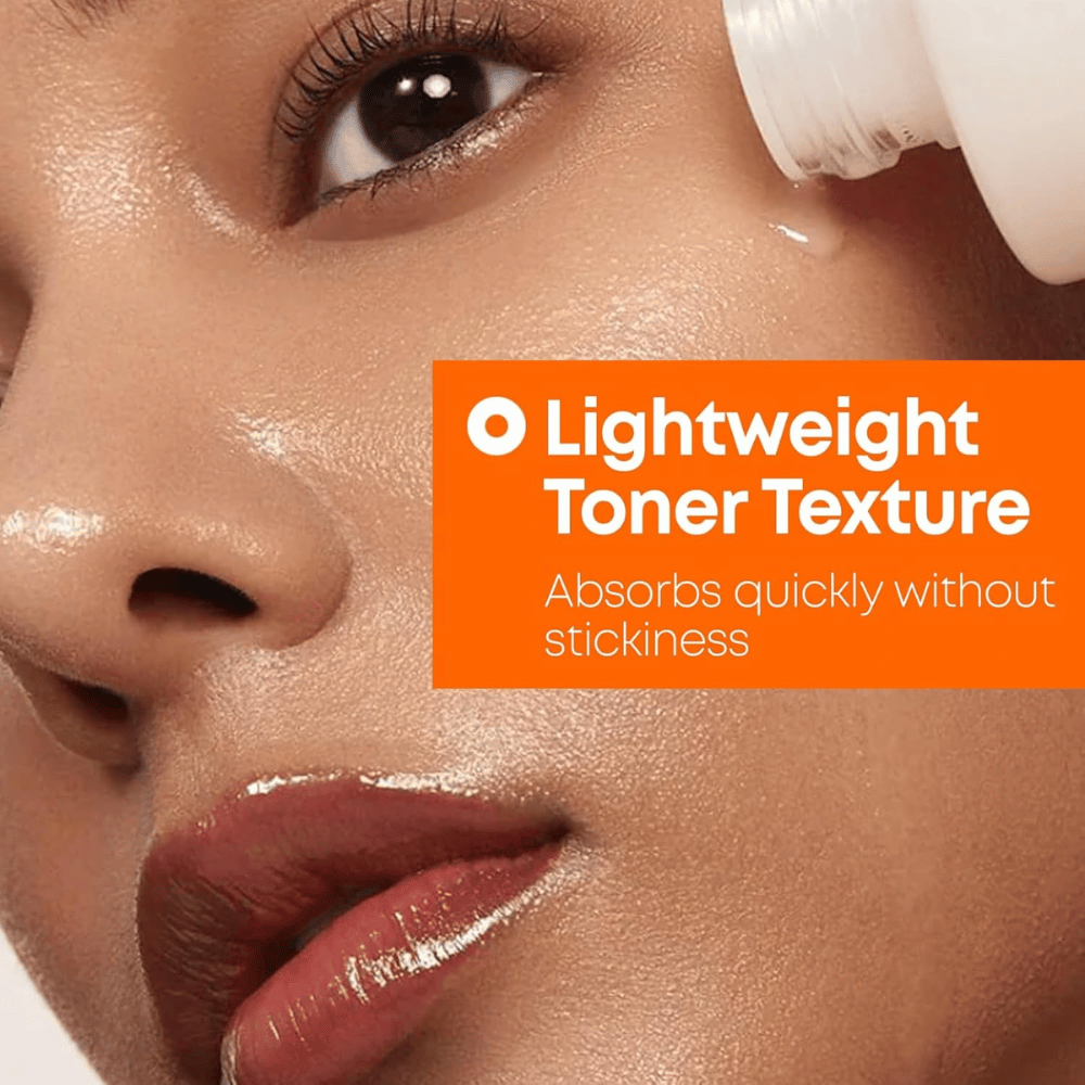 3. NINE LESS MELA-PRO Rice & TXA Toner – modèle à la peau hydratée montrant la texture légère du toner et son absorption rapide