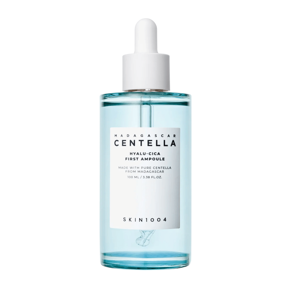 Image du produit de Skin1004 Madagascar Centella Hyalu-Cica First Ampoule, flacon de 100 ml avec étiquette blanche et pipette.