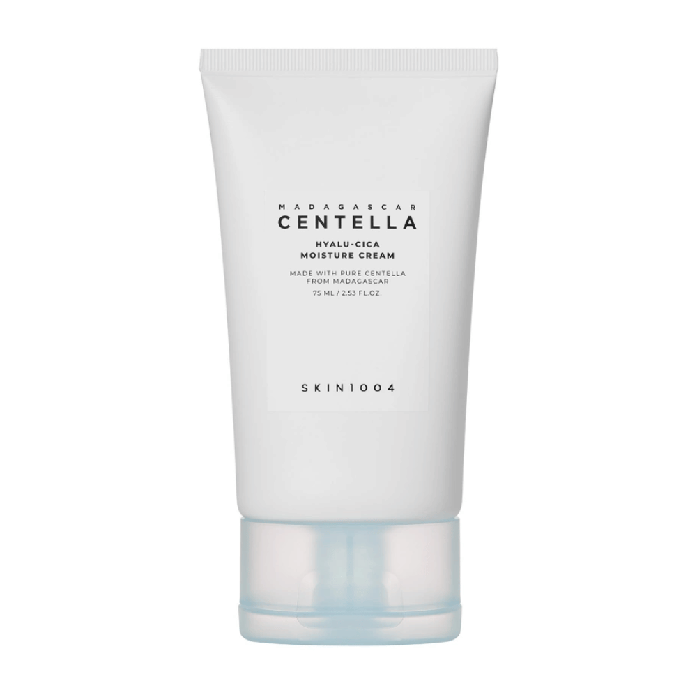 Un tube blanc SKIN1004 Madagascar Centella Hyalu-Cica crème hydratante sur un fond uni.