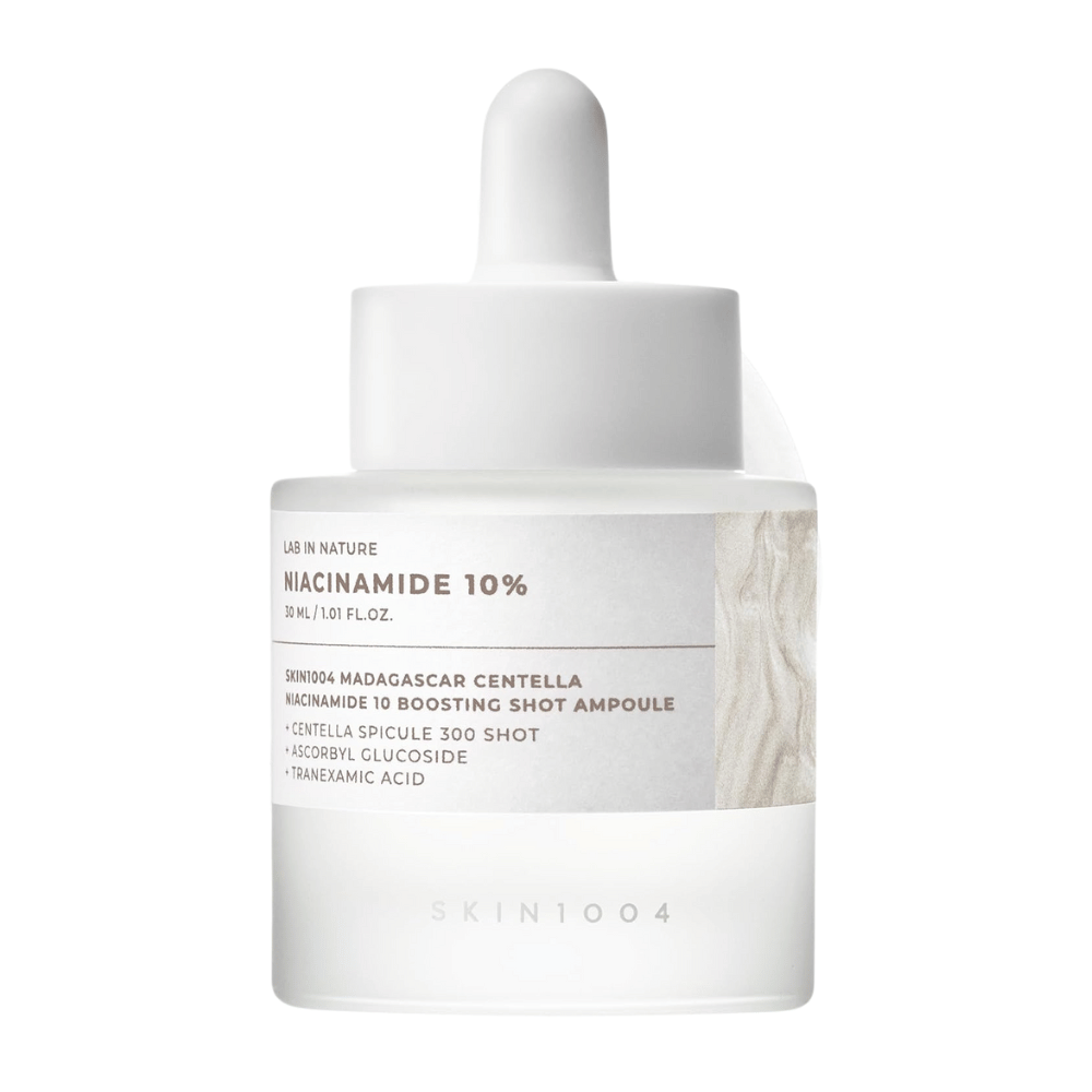 SKIN1004 Madagascar Centella Niacinamide 10 Boosting Shot Ampoule sur fond blanc – sérum à haute concentration de niacinamide pour une peau plus claire, éclat et production de sébum équilibrée.