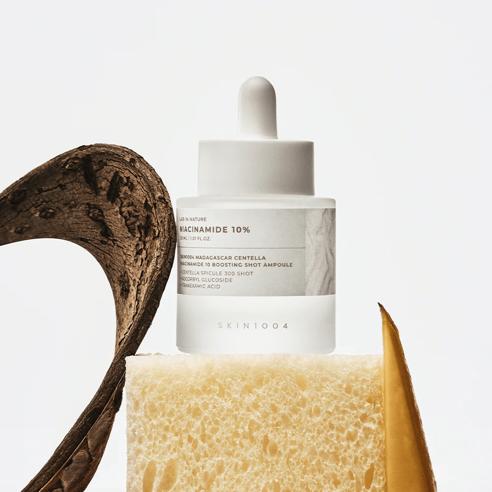 SKIN1004 Madagascar Centella Niacinamide 10 Boosting Shot Ampoule en image lifestyle – sérum visage qui aide à réduire le teint irrégulier et à renforcer la barrière cutanée.